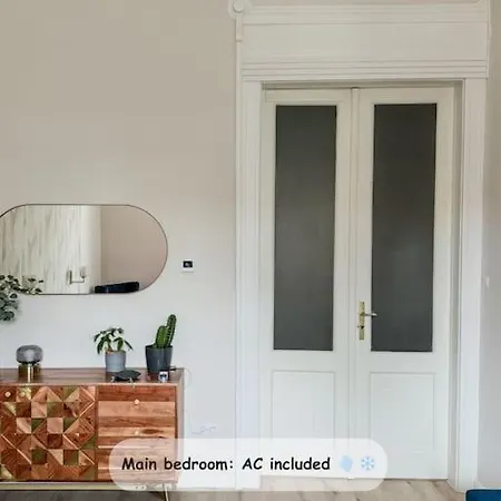 Stylish Parisian 3br In Budapest, Sleeps 9