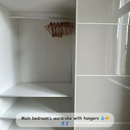 Apartment Stylish Parisian 3br In Budapest, Sleeps 9