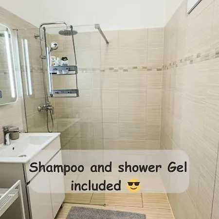 Stylish Parisian 3br In Budapest, Sleeps 9 Apartment