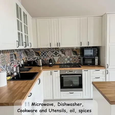 Apartment Stylish Parisian 3br In Budapest, Sleeps 9