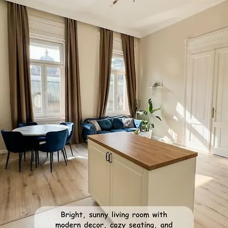 Stylish Parisian 3br In Budapest, Sleeps 9