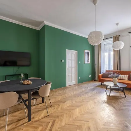 Cozy & Located W' Terrace Apartment