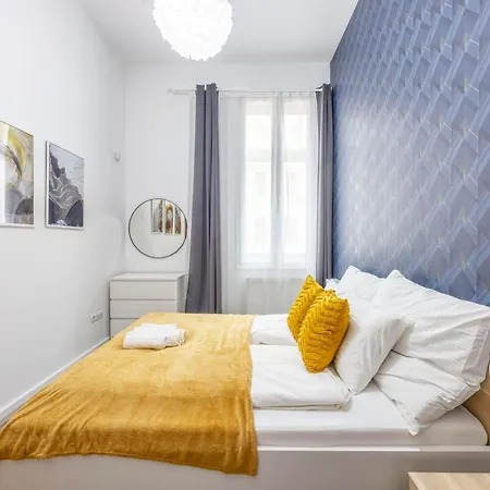 Charming Center W' 2 Bedrms In The Gozsdu Garden Apartment
