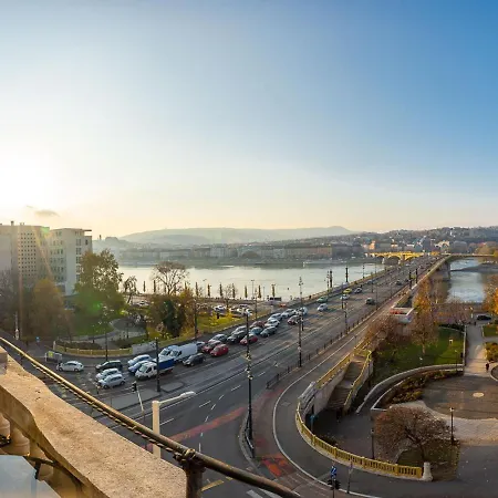 Magical Danube View In A Spacious Two Bedroom Next To Parliament Apartmán