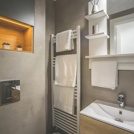 Modern, Designer In Vibrant Soho Apartment *