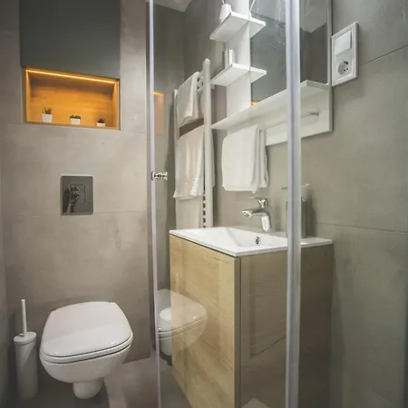 Modern, Designer In Vibrant Soho Apartment *