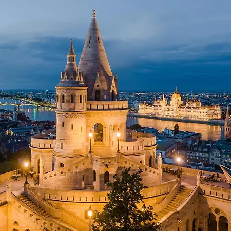 My Little Budapest, Center