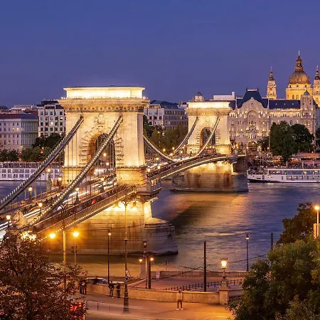 My Little Budapest, Center