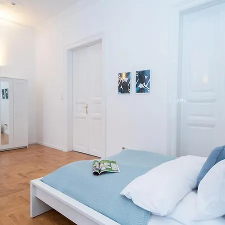 New Trendy At The Perfect Location Apartment *