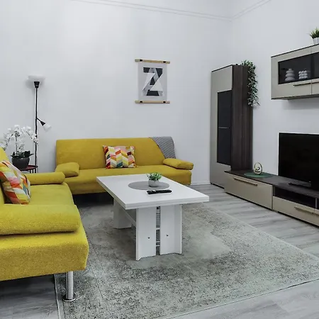 Apartman Perfect Location,newly Decorated Modern, Large Place 60 M2, Really Quiet So Have A Good Night Sleep, Ac, Netflix, Smart Tv, High-speed Internet, World Famous New York Cafe Only 10 Minutes Walk *