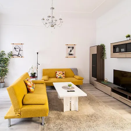Perfect Location,newly Decorated Modern, Large Place 60 M2, Really Quiet So Have A Good Night Sleep, Ac, Netflix, Smart Tv, High-speed Internet, World Famous New York Cafe Only 10 Minutes Walk Budapest