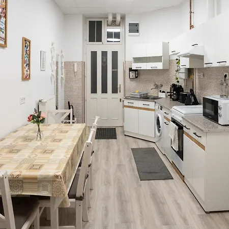 Perfect Location,newly Decorated Modern, Large Place 60 M2, Really Quiet So Have A Good Night Sleep, Ac, Netflix, Smart Tv, High-speed Internet, World Famous New York Cafe Only 10 Minutes Walk