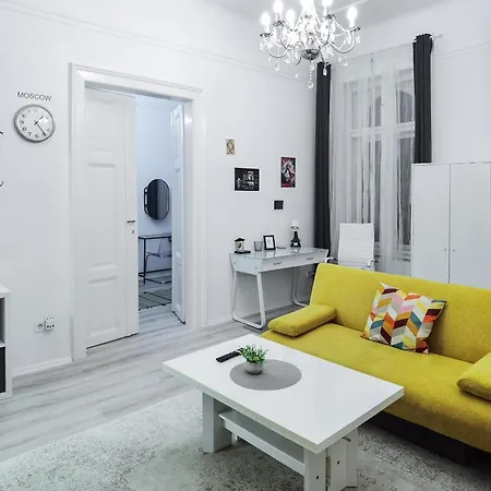 Perfect Location,newly Decorated Modern, Large Place 60 M2, Really Quiet So Have A Good Night Sleep, Ac, Netflix, Smart Tv, High-speed Internet, World Famous New York Cafe Only 10 Minutes Walk Apartman *