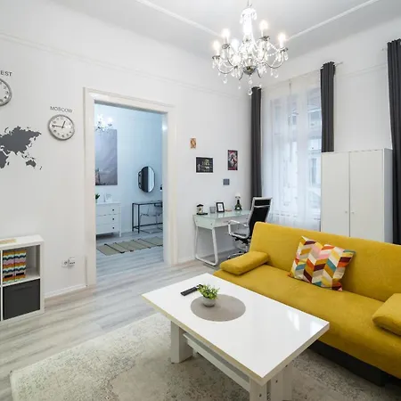 Perfect Location,newly Decorated Modern, Large Place 60 M2, Really Quiet So Have A Good Night Sleep, Ac, Netflix, Smart Tv, High-speed Internet, World Famous New York Cafe Only 10 Minutes Walk