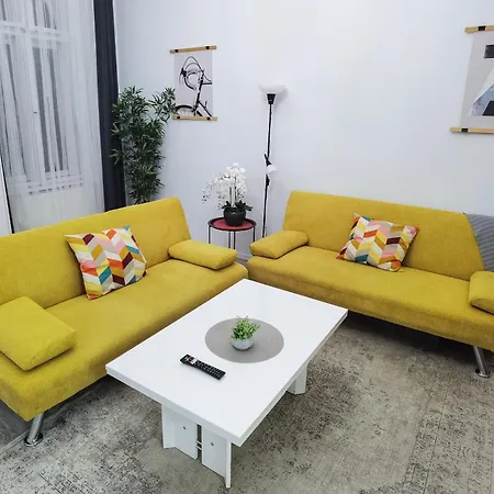 Perfect Location,newly Decorated Modern, Large Place 60 M2, Really Quiet So Have A Good Night Sleep, Ac, Netflix, Smart Tv, High-speed Internet, World Famous New York Cafe Only 10 Minutes Walk Apartman *