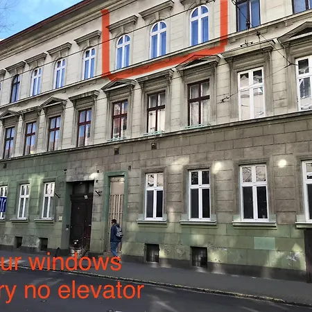 Apartman Perfect Location,newly Decorated Modern, Large Place 60 M2, Really Quiet So Have A Good Night Sleep, Ac, Netflix, Smart Tv, High-speed Internet, World Famous New York Cafe Only 10 Minutes Walk *