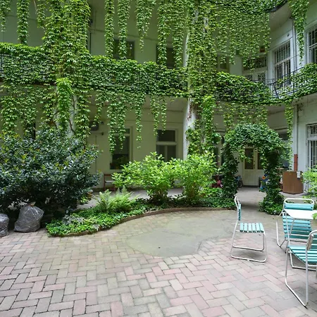 Near Park Only 5 Minutes Walk , Where Find The World Famous Szechenyi Thermal Bath Spa, Capital Circus , Museums The Is Modern And Newly Renovated ,in A Quiet And Peaceful Oasis With Ac ,smart Tv, High Speed Internet Apartment