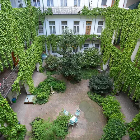 Near Park Only 5 Minutes Walk , Where Find The World Famous Szechenyi Thermal Bath Spa, Capital Circus , Museums The Is Modern And Newly Renovated ,in A Quiet And Peaceful Oasis With Ac ,smart Tv, High Speed Internet Apartment *