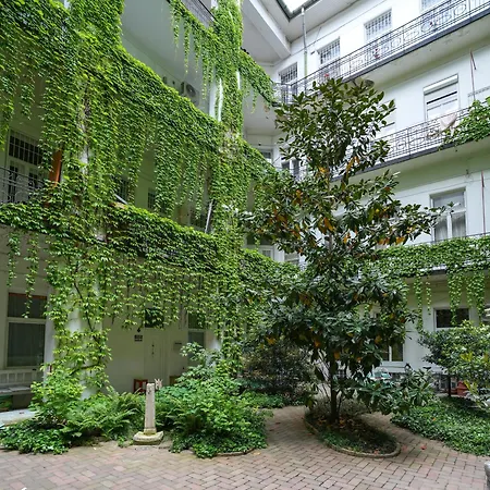 Apartment Near Park Only 5 Minutes Walk , Where Find The World Famous Szechenyi Thermal Bath Spa, Capital Circus , Museums The Is Modern And Newly Renovated ,in A Quiet And Peaceful Oasis With Ac ,smart Tv, High Speed Internet *