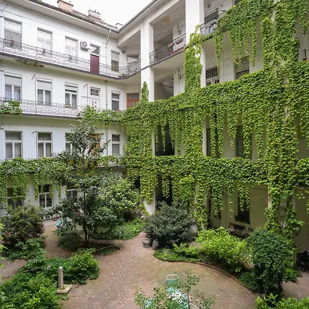 Apartment Near Park Only 5 Minutes Walk , Where Find The World Famous Szechenyi Thermal Bath Spa, Capital Circus , Museums The Is Modern And Newly Renovated ,in A Quiet And Peaceful Oasis With Ac ,smart Tv, High Speed Internet Budapest