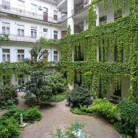 Near Park Only 5 Minutes Walk , Where Find The World Famous Szechenyi Thermal Bath Spa, Capital Circus , Museums The Is Modern And Newly Renovated ,in A Quiet And Peaceful Oasis With Ac ,smart Tv, High Speed Internet * Budapest