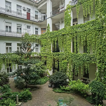 Near Park Only 5 Minutes Walk , Where Find The World Famous Szechenyi Thermal Bath Spa, Capital Circus , Museums The Is Modern And Newly Renovated ,in A Quiet And Peaceful Oasis With Ac ,smart Tv, High Speed Internet Apartment Budapest