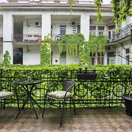 Near Park Only 5 Minutes Walk , Where Find The World Famous Szechenyi Thermal Bath Spa, Capital Circus , Museums The Is Modern And Newly Renovated ,in A Quiet And Peaceful Oasis With Ac ,smart Tv, High Speed Internet *