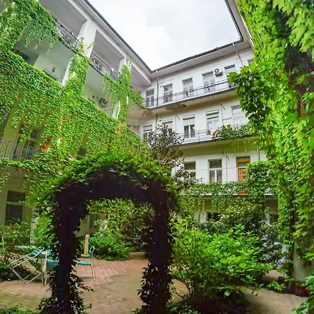 Near Park Only 5 Minutes Walk , Where Find The World Famous Szechenyi Thermal Bath Spa, Capital Circus , Museums The Is Modern And Newly Renovated ,in A Quiet And Peaceful Oasis With Ac ,smart Tv, High Speed Internet Apartment