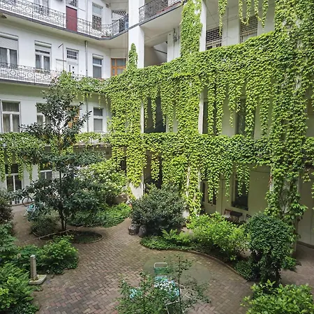 Near Park Only 5 Minutes Walk , Where Find The World Famous Szechenyi Thermal Bath Spa, Capital Circus , Museums The Is Modern And Newly Renovated ,in A Quiet And Peaceful Oasis With Ac ,smart Tv, High Speed Internet Apartment *