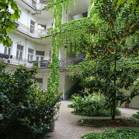 Apartment Near Park Only 5 Minutes Walk , Where Find The World Famous Szechenyi Thermal Bath Spa, Capital Circus , Museums The Is Modern And Newly Renovated ,in A Quiet And Peaceful Oasis With Ac ,smart Tv, High Speed Internet *
