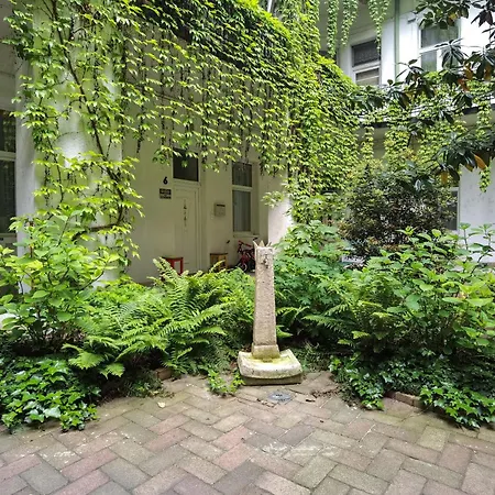 Near Park Only 5 Minutes Walk , Where Find The World Famous Szechenyi Thermal Bath Spa, Capital Circus , Museums The Is Modern And Newly Renovated ,in A Quiet And Peaceful Oasis With Ac ,smart Tv, High Speed Internet Apartment Budapest