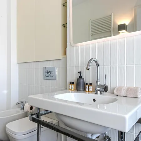 Apartment Luxury With Balcony In Downtown