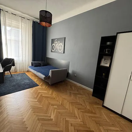 Tarsashazi Lakas Budapesten Koezel Mindenhez * Budapest