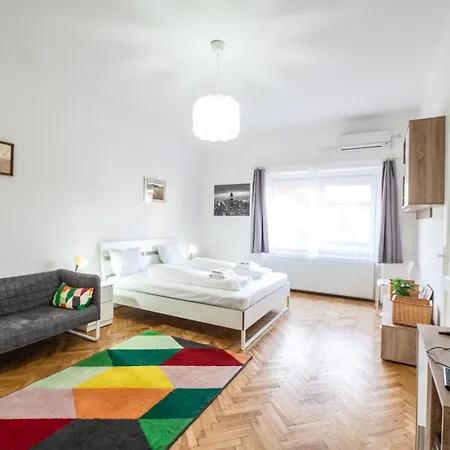 Polygonia * Budapest