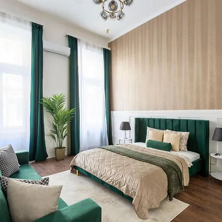 Luxurious Prestige Next To The New York Cafe Budapest