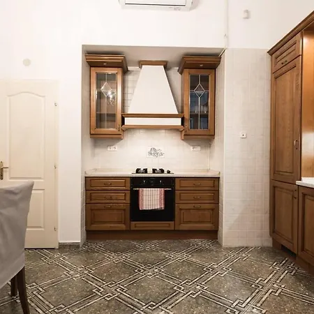 Ultra Spacious In Vaci Street Apartment