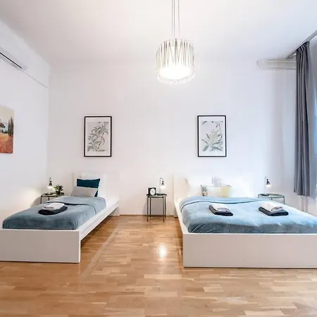 Ultra Spacious In Vaci Street Apartment Budapest