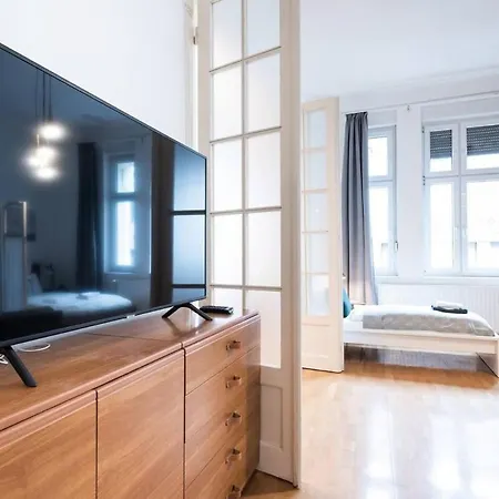Ultra Spacious In Vaci Street Apartment
