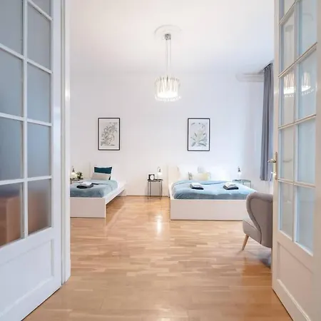 Ultra Spacious In Vaci Street Apartment Budapest