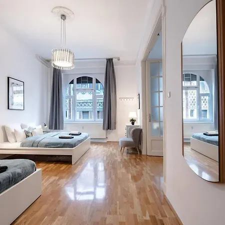 Apartment Ultra Spacious In Vaci Street Budapest