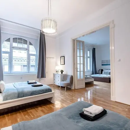 Ultra Spacious In Vaci Street Apartment *