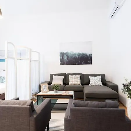 Ultra Spacious In Vaci Street Apartment Budapest
