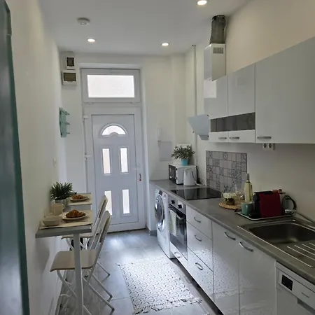 Cozy Nook Apartment *
