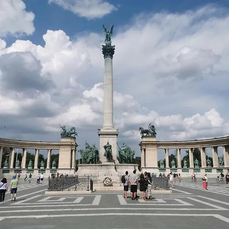 My Little Budapest, Center *