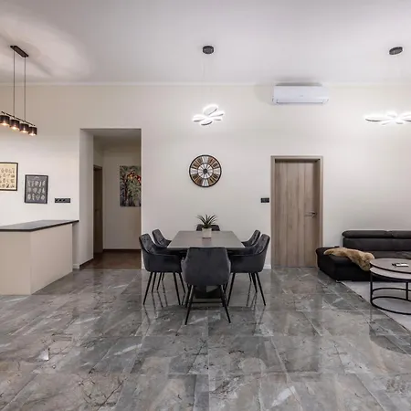 Exclusive & Grand Astoria In The Heart Of Apartment