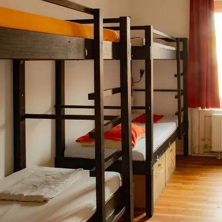 Hostal Nest *