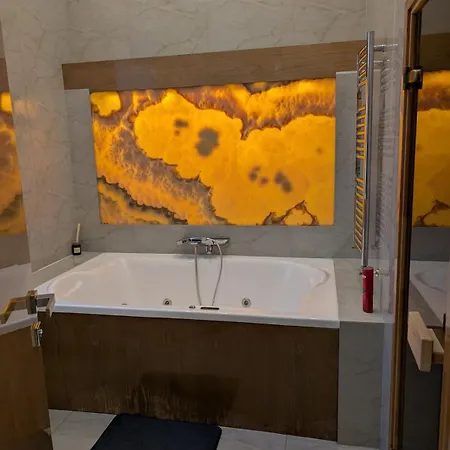 Apartamento Heart Of Downtown Luxury Condo, Private Spa, Cinema, Patio Budapest