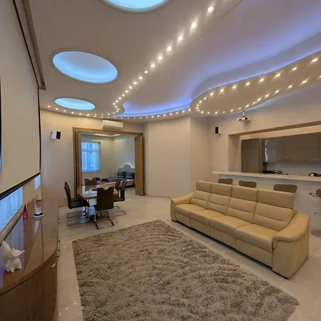 Apartamento Heart Of Downtown Luxury Condo, Private Spa, Cinema, Patio Budapest