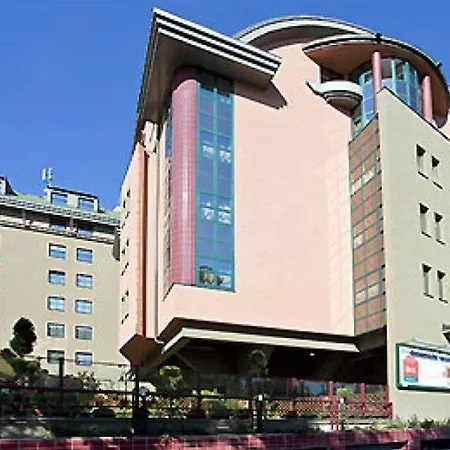 Отель Ibis Heroes Square 3*