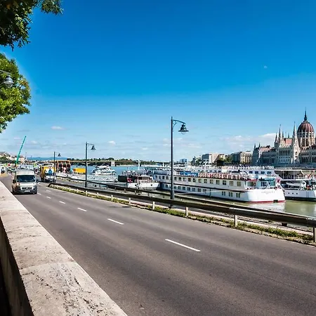 Mickey's Chain Bridge Apartament